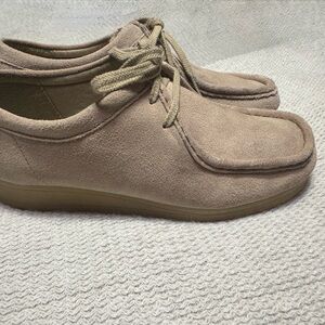 Clarks Women's Tan Suede Chukka Boots